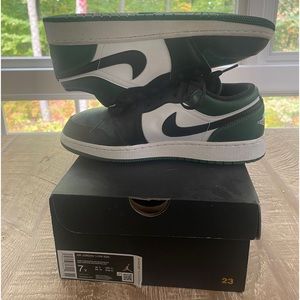 Jordon 1 low green toe size 8.5 women